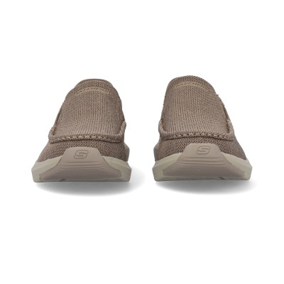 Par de mocassins Skechers castanho claro com sola bege