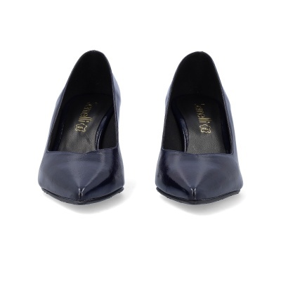 Par de sapatos de salto alto em couro azul escuro com bico fino.