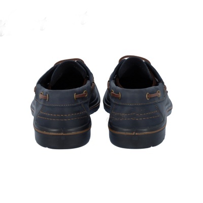 Par de sapatos náuticos em pele azul escura, visto de trás