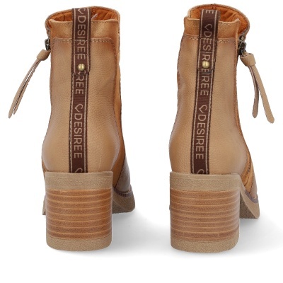 Botins castanhos de pele com salto de bloco e fita com texto DESIREE