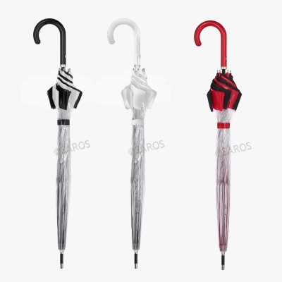 Três guarda-chuvas com cabo em J e riscas em preto, branco e vermelho