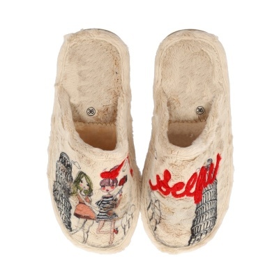 Chinelos creme felpudos decorados com ilustrações bordadas e tamanho 36