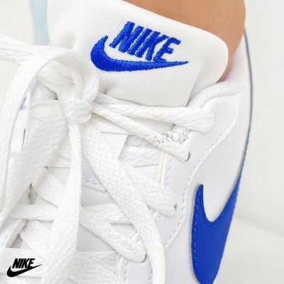 Ténis de desporto branco com detalhes azuis da Nike