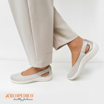 Sapatos femininos Arcopedico cinzentos com padrão branco e sola branca almofadada
