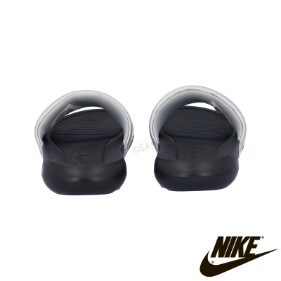 chinelo desportivo Nike cinza e preto visto de trás