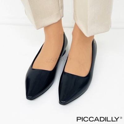 Sapatilhas pretas lustrosas de biqueira apontada