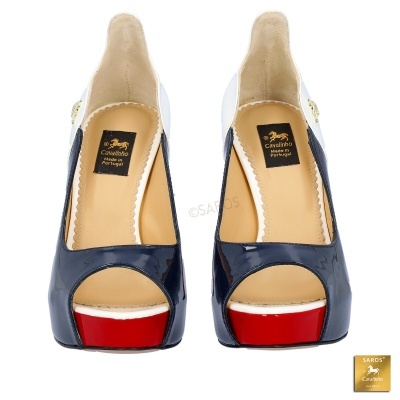 Sapatos femininos de salto verniz azul escuro com ponto vermelho e interior bege