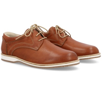 Sapatos masculinos castanhos em pele com atacadores bege e sola branca e castanha
