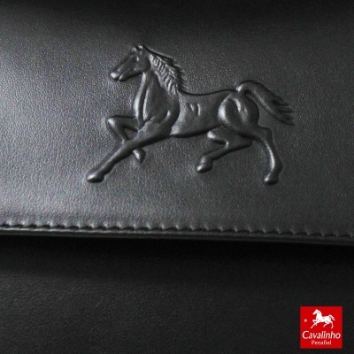 Pele preta com relevo de cavalo e logo Cavalinho Penafiel
