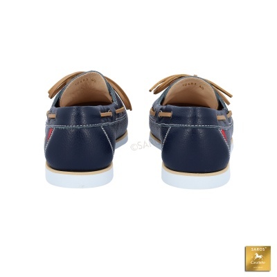 Sapatos mocassins azuis em pele com detalhes castanhos e sola branca