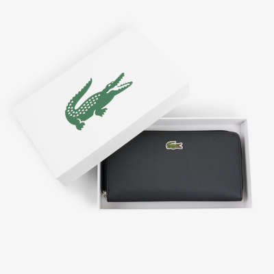 Carteira preta Lacoste em caixa branca com logotipo verde de crocodilo.