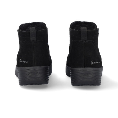 Botas pretas Skechers camurça com sola robusta, vista de trás