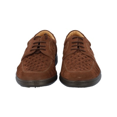 Sapatos castanhos de couro com padrão vazado e cadarços castanhos.