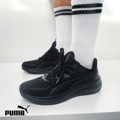 Ténis Puma pretos com meias brancas com riscas pretas