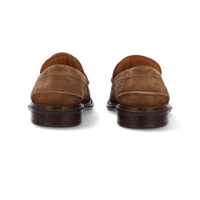 Mocassins em camurça castanha vistos de trás