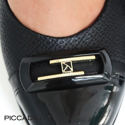 Sapata preta PICCADILLY com fivela preta e dourada, parte superior texturizada e biqueira em verniz