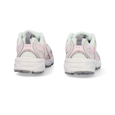 Par de sapatilhas desportivas cor-de-rosa e branco vista de trás