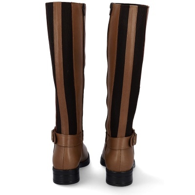 Botas altas castanhas e pretas com risca castanha e fivela na parte traseira