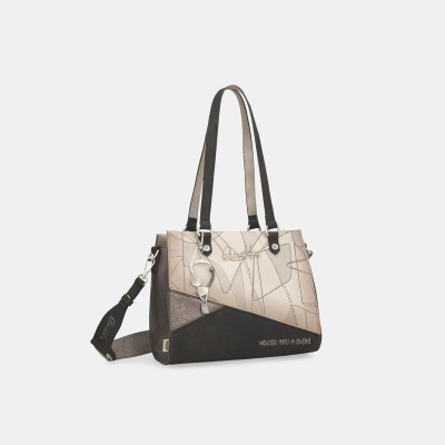 Mala de mão bege e castanho com texto e pendente metálico