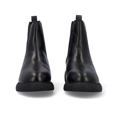 Botins masculinos pretos em pele com sola preta texturizada