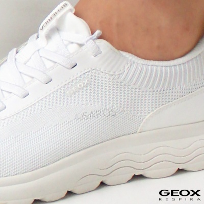 Ténis desportivos brancos Geox com sola ondulada