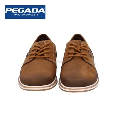 Sapatos castanhos com atacadores e sola branca, marca PEGADA