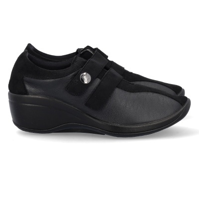 Sapatos pretos com tiras e solado elevado
