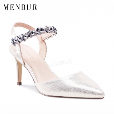 Sandália prata Menbur com salto e pedrarias na tira do tornozelo