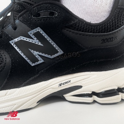 Ténis New Balance pretos com sola branca e detalhes em preto