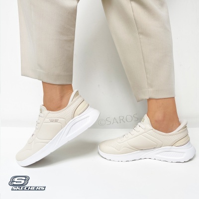 Ténis Skechers creme com sola branca usados com calças bege