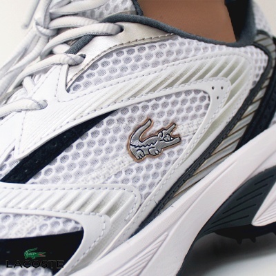 Tênis Lacoste branco com detalhes em preto e cinzento e logótipo de crocodilo