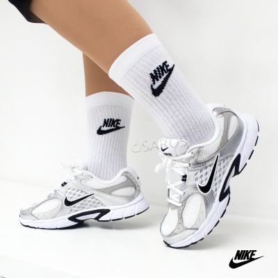 Ténis Nike branco e prateado com meias Nike brancas