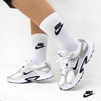Ténis Nike brancos com detalhes cinza e pretos e meias brancas com logo Nike