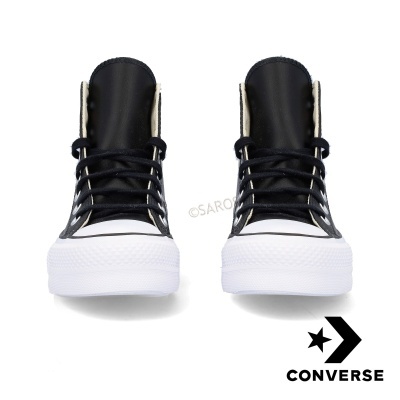 Ténis Converse pretos com sola branca e cadarços pretos