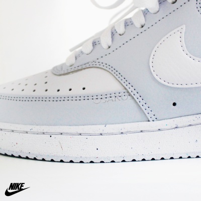 Sapatilha Nike cinza claro e branco em fundo branco