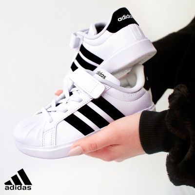 Ténis Adidas brancos com riscas pretas e velcro nas mãos