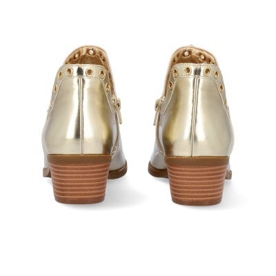 Sapatos dourados de salto médio com ilhós dourados, vista traseira