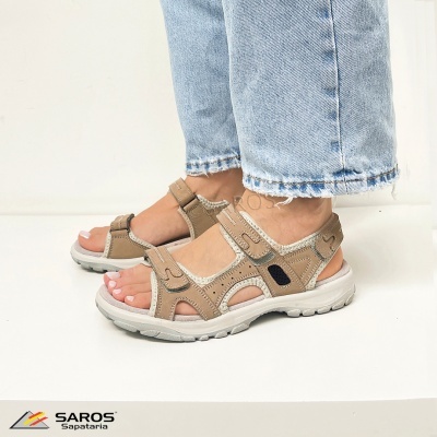 Sandálias castanhas com fechos de velcro usadas com jeans claros