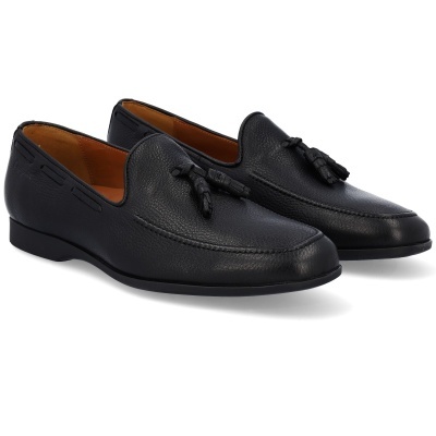 Sapatos mocassim em pele preta com franjas
