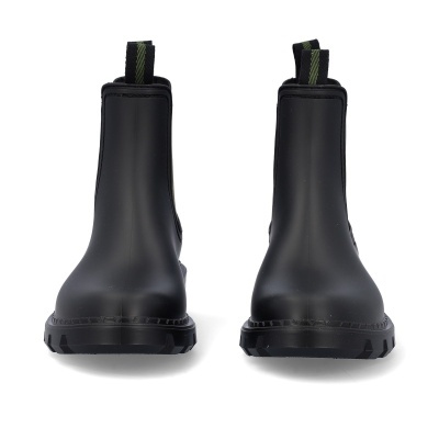 Botins pretos em borracha com sola grossa e alças pretas com riscas verdes