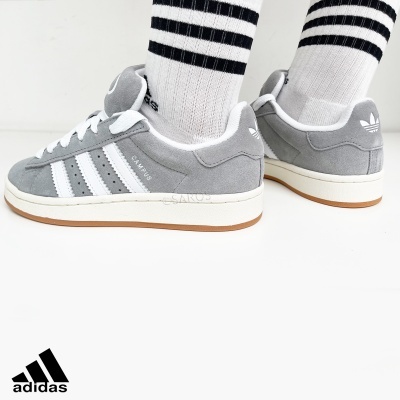 Ténis Adidas Campus cinzentos com riscas brancas