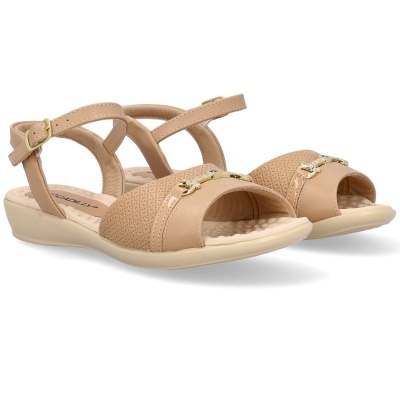 Sandálias bege com tiras e detalhe dourado, sola clara e fecho de fivela.