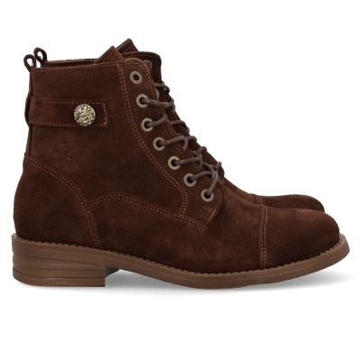 Botas castanhas em camurça com atacadores e botão dourado