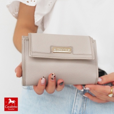 Carteira bege em material sintético com fecho de aba e placa metálica Cavalinho.