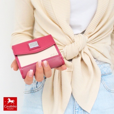 Carteira pequena rosa e creme com placa metálica Cavalinho