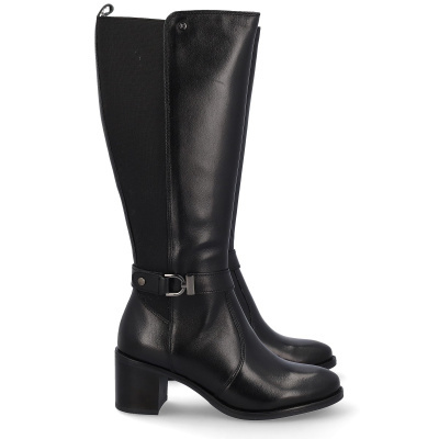 Botas altas pretas em pele com salto médio e detalhe de correia