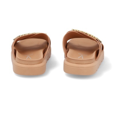 Sandálias tipo chinelo bege claro com elementos metálicos dourados