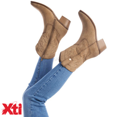 Botas cowboy castanhas em camurça com bordados e salto médio