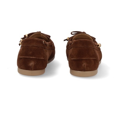 Mocassins castanhos em camurça vista de trás