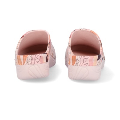 Chinelos rosa com padrão de folhas vistos de trás